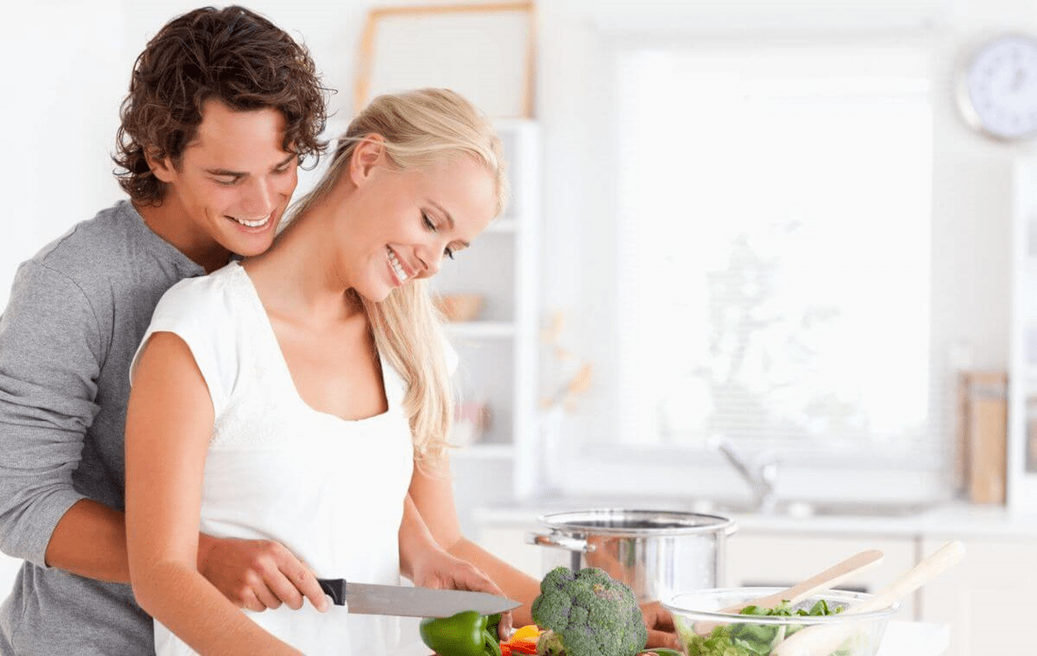 Um jovem casal cozinha