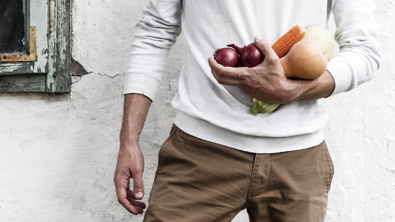 homem com comida saudável para aumentar a potência