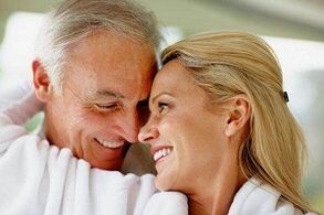 homem feliz que aumentou sua potência depois dos 50