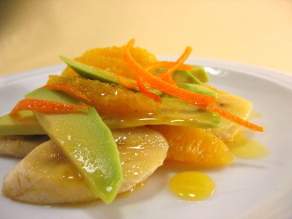 Salada de abacate, banana e laranja para uma ereção estável em um homem